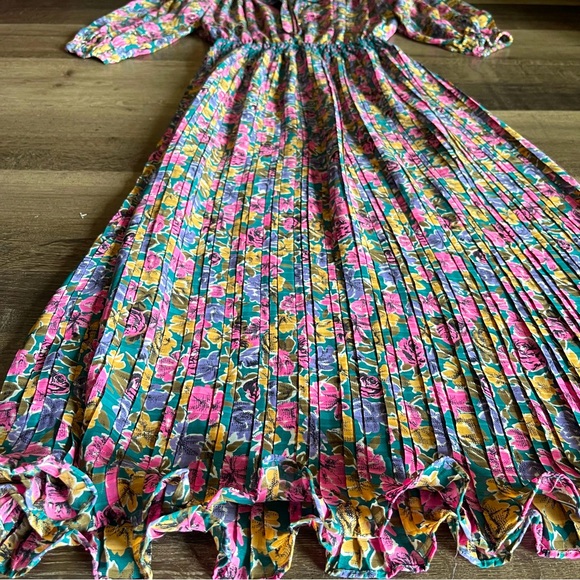Vintage Maxi Dress. 70’s- 80’s Retro Floral and Pleated and with Shoulder Pad. - Picture 9 of 16